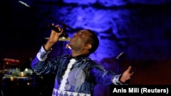 La star sénégalaise Youssou Ndour lors du 50e festival international de Carthage à Tunis, Tunisie, le 1 août 2014.