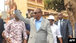 Le président Alpha Condé de Guinée salue de la main à Conakry, 4 fébrier 2018. AFP PHOTO / CELLOU BINANI