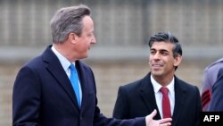 英国首相苏纳克（Rishi Sunak，右）任命英中关系“黄金时代”推手、前首相卡梅伦（David Cameron）出任外相。（法新社资料图）