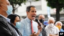 El líder opositor Juan Guaidó hace declaraciones a la prensa en Caracas, un día después de las elecciones parlamentarias de Venezuela del 6 de diciembre de 2020.