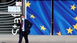 Čovek sa zaštitnom maskom prolazi pored sedišta Evropske komisije u Briselu, 18. septembra 2020.