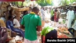 Yayin da ake hada-hadar sayen kayen masarufi a wata kasuwa a Kano 