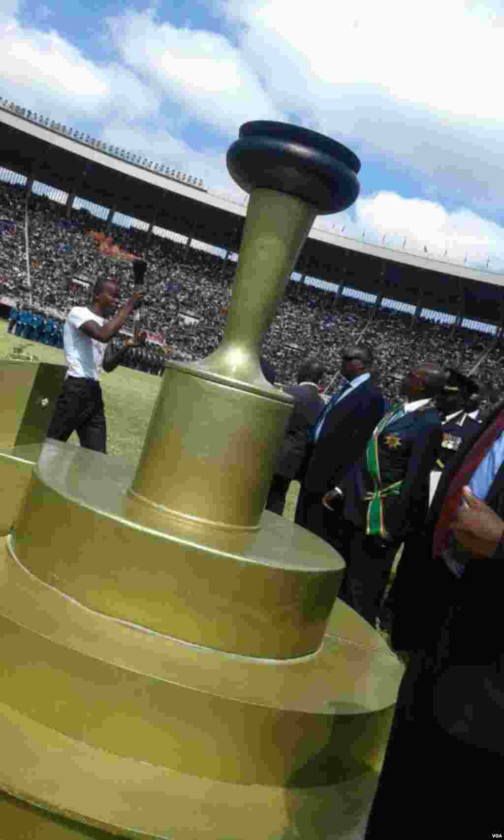 Wajen da aka kunna fitila a lokacin bikin cikar Zimbabwe shekaru 37 da samun 'yancin kai