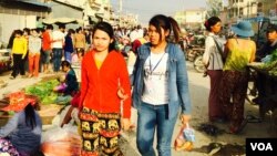 ស៊ីន ដា (ឆ្វេង) ចាកចេញ​ពី​ខេត្តព្រៃវែង​ប្រមាណជា​មួយ​ឆ្នាំ​មុន ដើម្បី​មក​ធ្វើ​ជា​កម្មករ​រោងចក្រ​នៅ​រាជធានី​ភ្នំពេញ​ដូច​បង​ប្អូន​របស់​នាង​ដែរ។ 