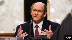 На фото: Сенатор Кріс Кунс