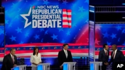 Debat kandidat calon presiden dari Partai Republik yang diselenggarakan oleh NBC News di Pusat Seni Pertunjukan Adrienne Arsht di Miami-Dade County di Miami, Rabu, 8 November 2023. (AP/Rebecca Blackwell)