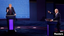 Predsednik SAD Donald Tramp i demokratski predsednički kandidat Džo Bajden učestvuju u prvoj debati u Klivlendu, u Ohaju, 29. septembar 2020. (Foto: REUTERS/Brian Snyder)