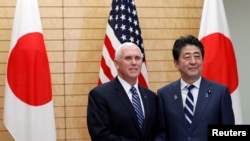 លោក Mike Pence ចាប់​ដៃ​ជាមួយ​នឹង​លោក Shinzo Abe នៅ​ផ្ទះ​នាយករដ្ឋមន្ត្រី ក្នុង​ក្រុង​តូក្យូ កាលពី​ថ្ងៃទី១៣​ ខែវិច្ឆិកា ឆ្នាំ២០១៨។
