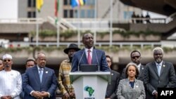 Rais wa Kenya William Ruto (Katikati) akiandamana na viongozi wengine wa Kiafrika alipotoa hotuba wakati wa hitimishoo la mkutano wa siku tatau wa hali ya hewa barani Afrika uliofanyika mjini Nairobi. Septemba 6, 2023. 