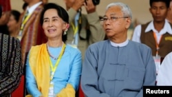 Aung San Suu Kyi et le Président démissionnaire de la Birmanie Htin Kyaw à Naypyitaw, au Myanmar, le 24 mai 2017.