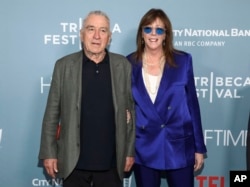 رابرت دنیرو در کنار شریک تهیه‌کننده‌اش، خانم جین روزنتال، پیش از آغاز جشنواره‌ای که مشترکا بنیان گذاشته‌اند - ۸ ژوئن ۲۰۲۲