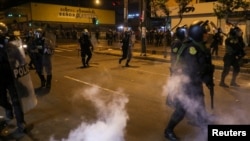 Agentes de la policía antidisturbios toman posición durante una protesta para exigir la renuncia de la presidenta de Perú, Dina Boluarte, en Lima, Perú, el 31 de enero de 2023.