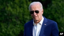 El presidente Joe Biden camina por el jardín sur de la Casa Blanca en Washington, el domingo 7 de julio de 2024, después de regresar de un viaje a Pensilvania.