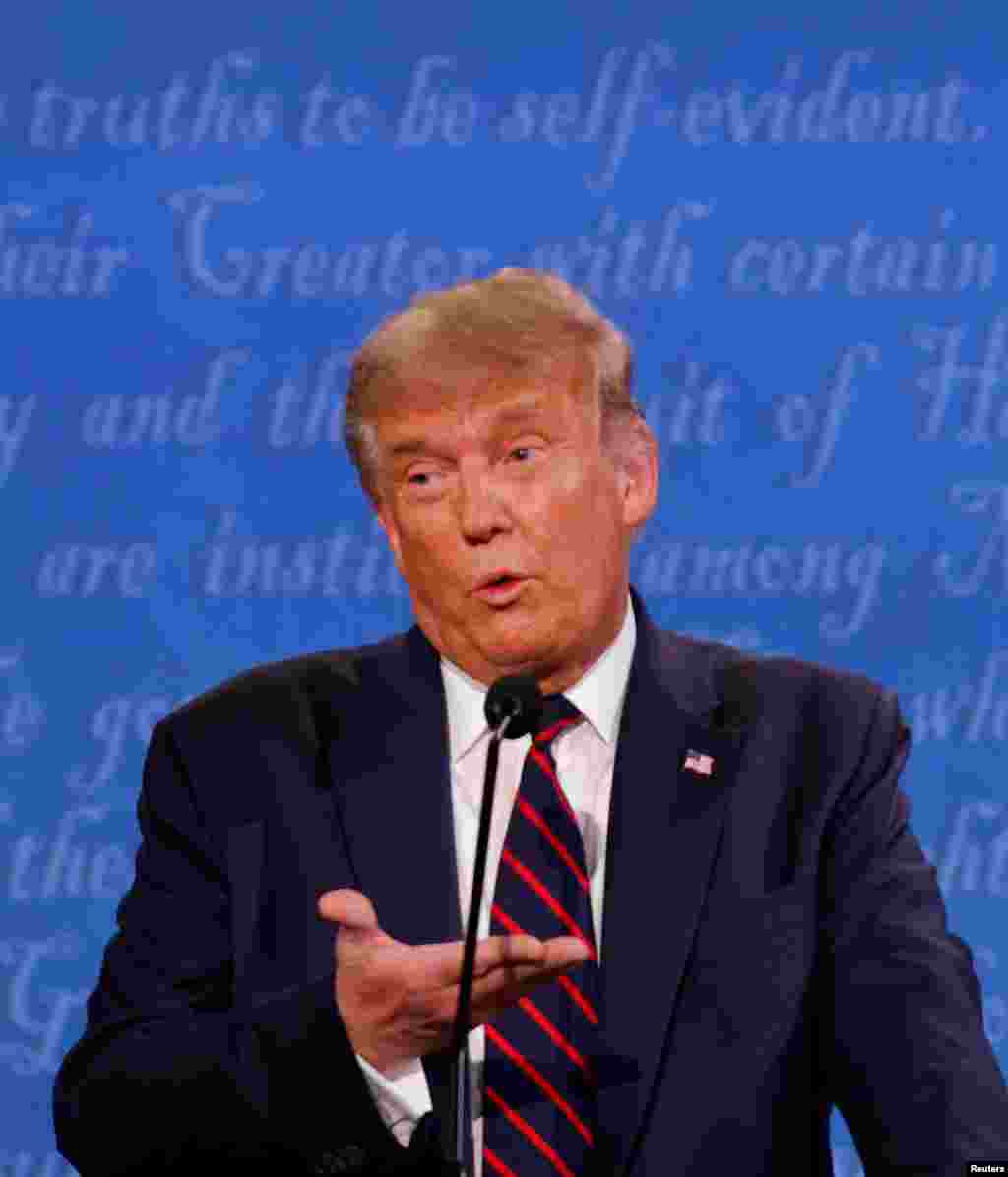 En ocasiones, el debate mostraba a los dos candidatos tratando de hablar al mismo tiempo, mientras Wallace pedía claridad y orden.