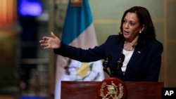Wakil Presiden AS Kamala Harris dalam konferensi pers di Istana Nasional di Guatemala City, 7 Juni 2021.