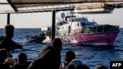 Wahamiaji waliookolewa karibu na ufukwe wa Libya katika video ya awali