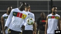Mshambuliaji wa Cameroon Vincent Aboubakar (kushoto) akiwa mazoezini kabla ya mechi ya soka ya Kombe la Mataifa ya Afrika 2024 (CAN) kati ya Cameroon na Nigeria, mjini Bingerville, Januari 26, 2024.