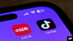 随着对中国短视频应用TikTok“不卖就禁”的期限迫在眉睫，美国TikTok用户涌入了另一个中国社交媒体平台小红书。(美联社：2025年1月15日)