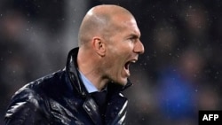 L'entraîneur français du Real Madrid, Zinedine Zidane, lors du quart de finale de la Ligue des champions entre la Juventus et le Real au stade Allianz de Turin le 3 avril 2018