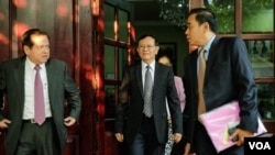 Kem Sokha talks to VOA reporters before he leaves for the court for his trial over the charge of “Conspiring With Foreign State” on 16th January, 2020.(Malis Tum/VOA)