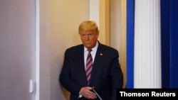 El presidente de Estados Unidos, Trump, habla con los periodistas sobre las elecciones presidenciales de 2020 en la Casa Blanca en Washington, el jueves.