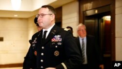 El teniente coronel Alexander Vindman cuando llegaba al Capitolio el 29 de octubre de 2019 para testificar en la investigación de juicio político al presidente Donald Trump.