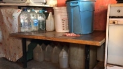 Venezolanos en Petare, Caracas, llenan envases con agua debido a la falta del servicio.