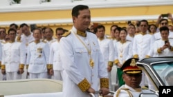 លោក ហ៊ុន ម៉ាណែត នាយករដ្ឋមន្ត្រីនៃកម្ពុជា ឈរលើរថយន្ត ពិនិត្យមន្ត្រីរាជការក្នុងជួររដ្ឋាភិបាល ក្នុងឱកាសបុណ្យឯករាជ្យជាតិលើកទី៧០ នៅរាជធានីភ្នំពេញ ថ្ងៃព្រហស្បតិ៍ ទី៩ ខែវិច្ឆិកា ឆ្នាំ២០២៣។