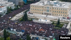 በአቴንስ ከተማ የባቡር አደጋ የደረሰበትን ሁለተኛ አመት ምክንያት በማድረግ የተካሄደ ተቃውሞ ሰልፍ የሚያሳይ ከአየር ላይ የተወሰደ ምስል፣ የካቲት 21 ቀን 2017 ዓ.ም.