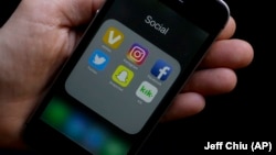 រូបឯកសារ៖ កម្មវិធីបណ្តាញសង្គមនៅលើទូរស័ព្ទដៃទំនើបមួយ កាលពិថ្ងៃទី១៦ ខែមិថុនា ឆ្នាំ២០១៧។