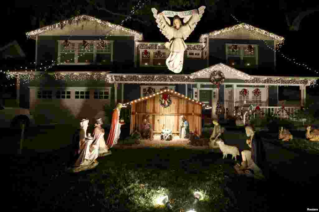 En muchos vecindarios de Los Ángeles, los propietarios compiten por las exhibiciones de luces navideñas más lujosas y creativas. Sleepy Hollow de Torrance es uno de esos vecindarios donde cada hogar supera al siguiente. [Reuters] 