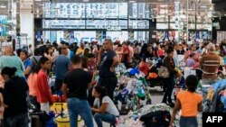 El petro no está disponible en casas de cambio virtuales junto al Bitcoin y otras criptomonedas, y webs de calificación de riesgo como icoindex.com lo tildaron de "estafa".