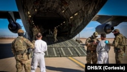 Militares estadounidenses transportan a migrantes hacia el centro de detención en la base naval en la Bahía de Guantánamo, Cuba, en imágenes publicadas por el Departamento de seguridad Nacional, el 5 de febrero de 2025.