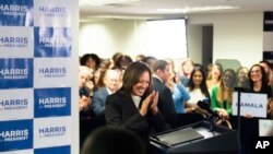 Nënpresidentja Kamala Harris gjatë vizitës në selinë e fushatës në Uillmington, Daleuer më 22 korrik, 2024/NYT via AP