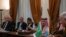 Ministro dos Negócios Estrangeiros da Jordânia, e ministro saudita dos Negócios Estrangeiros participam numa reunião com ministros do Egito, Qatar e Emirados Árabes Unidos, para discutir a proposta do Presidente dos EUA de o Egito e a Jordânia acolherem a Palestina