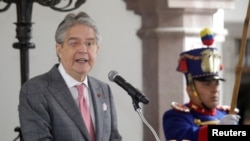 El presidente de Ecuador, Guillermo Lasso, se dirige a la audiencia durante una conferencia de prensa conjunta con el primer ministro de España, Pedro Sánchez, en Quito, Ecuador, el 25 de agosto de 2022.