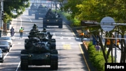 在台灣軍隊舉行軍演期間，國軍士兵駕駛美製M60主戰坦克行駛在台中市街道上。 （2020年11月3日）