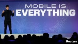 Telegram 創辦人兼行政總裁帕維爾·杜羅夫在巴塞羅納世界行動通訊大會上發表主題演講。(資料照)