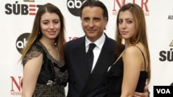 Dominik Garcia, a la izquierda, hace parte del elenco de “Magic City Memoirs”, cinta producida por su padre, Andy García.