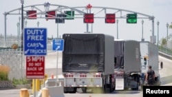 រូបឯកសារ៖ រថយន្តដឹកទំនិញត្រៀមឆ្លងស្ពាន Peace Bridge រវាងសហរដ្ឋអាមេរិក និងកាណាដា លើទន្លេ Niagara River ក្នុងក្រុង Buffalo រដ្ឋញូវយ៉ក កាលពីថ្ងៃទី១៥ ខែកក្កដា ឆ្នាំ២០២០។