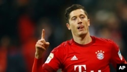 Robert Lewandowski du Bayern célèbre son but, à l'Allianz Arena à Munich en Allemagne, le 12 mars 2016.