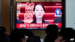 Layar TV memperlihatkan Kim Yo Jong, saudara perempuan pemimpin Korea Utara Kim Jong Un, dalam program berita di Stasiun Kereta Seoul di Seoul, Korea Selatan, Senin, 20 Februari 2023. (Foto: AP)