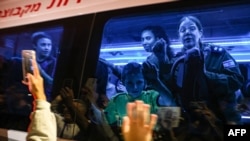 Auotobus sa trećom grupom izraelskih talaca koje je oslobodio Hamas (Foto: Menahem KAHANA/AFP)