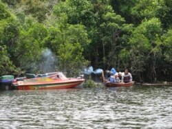 Petani madu hutan gunakan perahu di sekitar Danau Sentarum (foto: courtesy).
