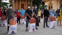 រូបឯកសារ៖ ប្រជាជន​ស្ដាប់​សុន្ទរកថា​របស់​អាជ្ញាធរ បន្ទាប់​ពី​ពួកគេ​ទទួល​បាន​អំណោយ​ជា​អង្ករ និង​ស្បៀង​អាហារ​មួយ​ចំនួន​ទៀត​ពី​អាជ្ញាធរ​មូលដ្ឋាន​ក្នុង​តំបន់​ក្រហម​ដែល​រង​ការ​បិទ​ខ្ទប់​ដោយសារ​ការ​រាតត្បាត​ខ្លាំង​នៃ​ជំងឺ​កូវីដ១៩ រាជធានី​ភ្នំពេញ ថ្ងៃទី៣០ ខែមេសា ឆ្នាំ២០២១។