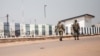Deux militaires centrafricains patrouillent dans le quartier désert du PK12, à 12 kilomètres du centre-ville de Bangui, où les combats ont fait rage contre les rebelles de la Coalition des Patriotes pour le Changement (CPC) et les forces loyalistes, à Bangui, le 13 janvier 2021.