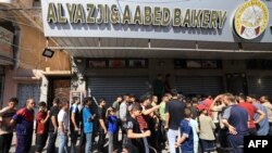 په غزه کې خلک د ډوډۍ ترلاسه کولو لپاره په لیکو کې ولاړ دي