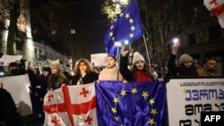 Участники акции протеста грузинской оппозиции против переноса правительством переговоров о вступлении в Европейский союз . Тбилиси, 11 декабря 2024 года.