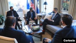 El presidente de Honduras, Juan O. Hernández (al centro al fondo), en una visita a Washington el 3 de diciembre se reúne con directivos de la Corporación Financiera Internacional para el Desarrollo de EE.UU. [Foto cortesía de la Presidencia de Honduras].