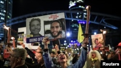 Përkrahësit e pengjeve izraelite, të rrëmbyer nga Hamasi më 7 tetor, bllokuan rrugët në Tel Aviv më 13 janar, 2025, gjatë protestës për të kërkuar arritjen e marrëveshjes krahas negociatave për armëpushim në Gazë/Reuters